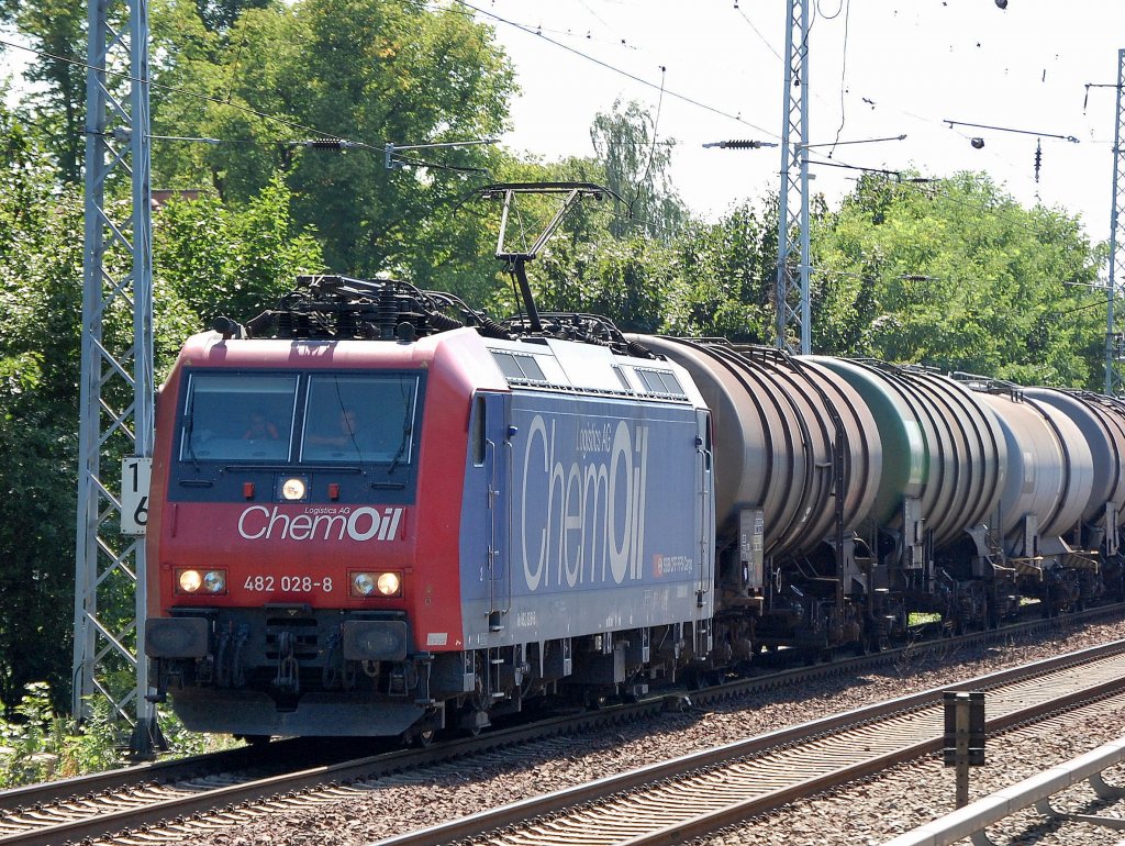 Die bekannte Re 482 028-8 mit dem ChemOil Logistics AG Firmenlogo mit Kesselwagenganzzug am 07.08.08 Berlin-Karow Richtung Schwedt unterwegs.