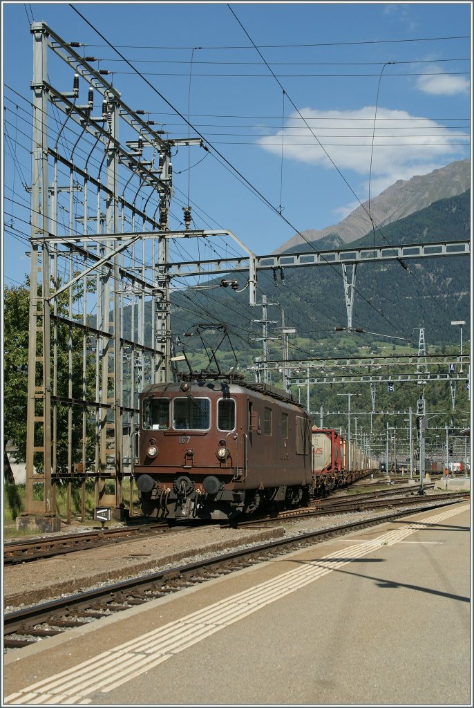 Die BLS Re 4/4 167 verl�sst mit einem Containerg�terzug Brig.
20. Aug. 2011