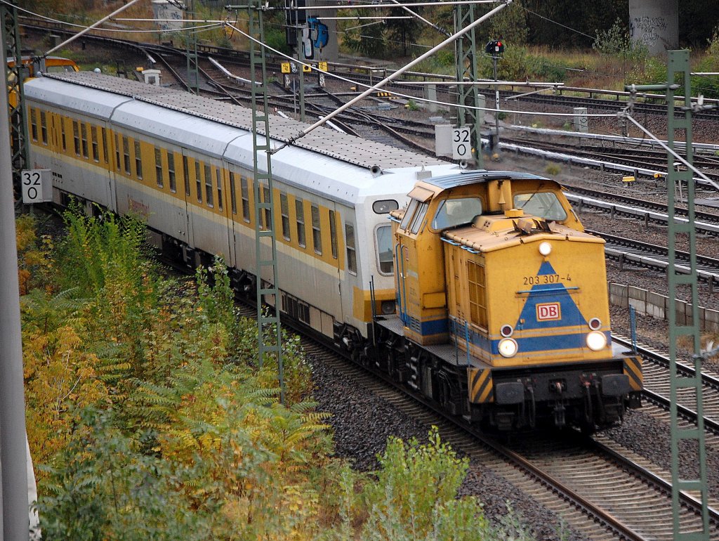 Die DB Netz AG Lok 203 307-4 (92 80 1203 307-4 D-DB, Bj.1974) hat den Schienenpr�fzug SPE 140 (719 101/719 102/720 101) gebaut von P&T 1996 der Netz Instandsetzung am Haken + eine 203 XXX-X der DB Netz AG am 16.10.09 Berliner Innenring H�he Kaiserdamm.