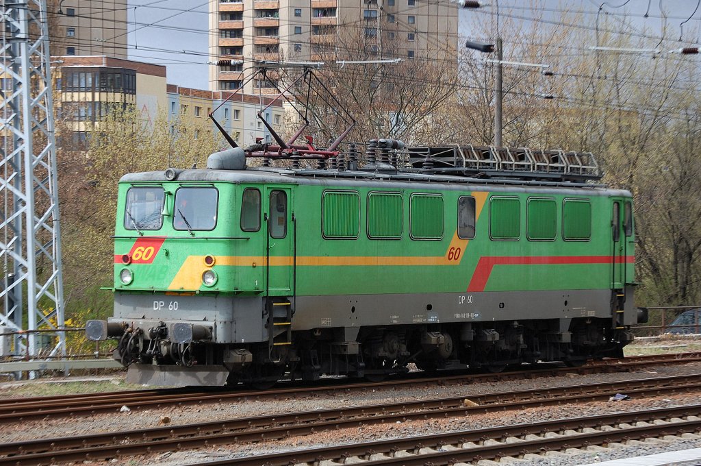 Die DP 60 (91 80 6142 128-8 D-EGP, LEW Bj.1967) ist heute von EGP Lok 212 024-4 zum Zementwerk Berlin Greifswalder Str. gebracht worden, 30.03.12