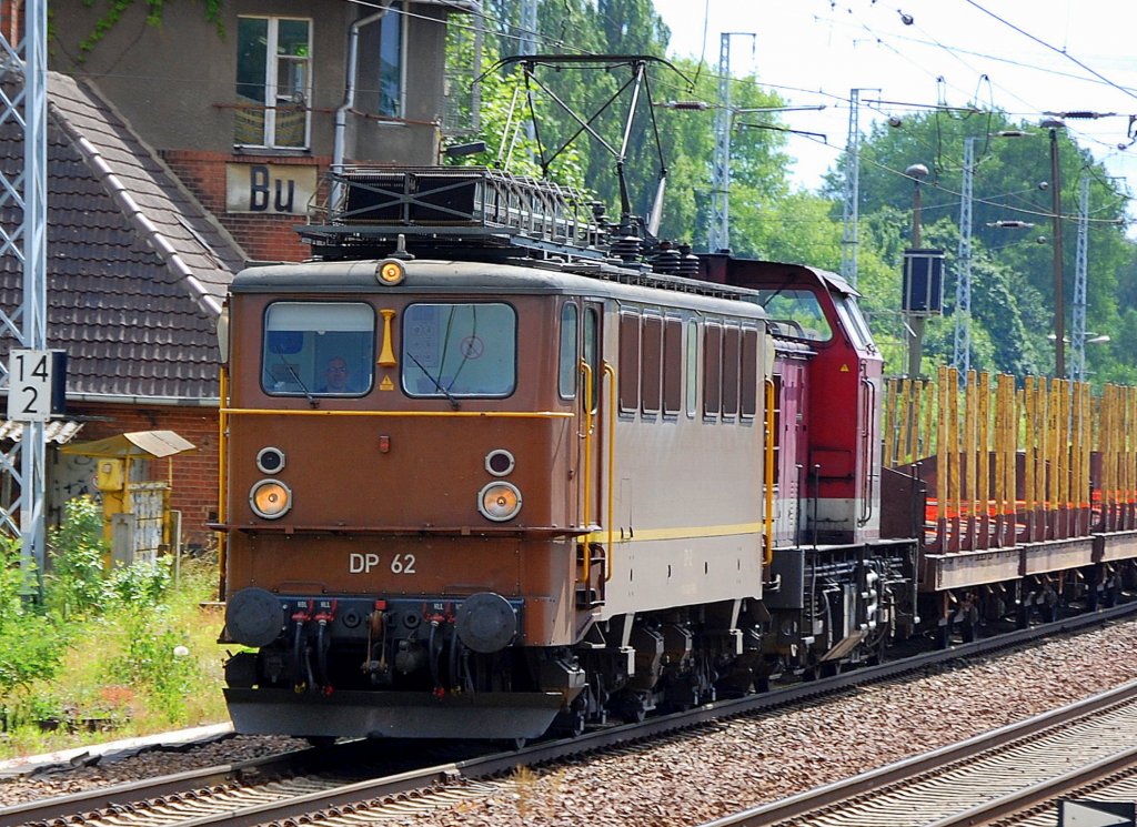 Die DP 62 (91 80 6142 042-1 D-ENRA, Bj. 1964) hat die KUBE CON rail 18 (98 80 3202 787-8 D-ENRA, Bj. 1975) am Haken + Leerzug Drehgestellflachawgen f�r Holtransporte, 21.06.10 Berlin-Buch Richtung Bernau.