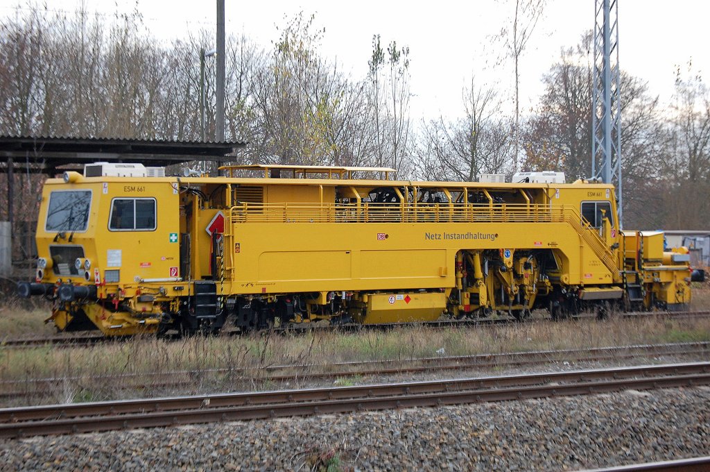 Die Einzelfehlerbeseitigungsmaschine ESM 661 der DB Netz Instandhaltung (97 43 52 001 17-2 Typ ESM - 08/275 Sprinter auch Unimat Sprinter genannt vom Hersteller P&T) am 19.11.11 abgestellt in Berlin-Blankenburg.  