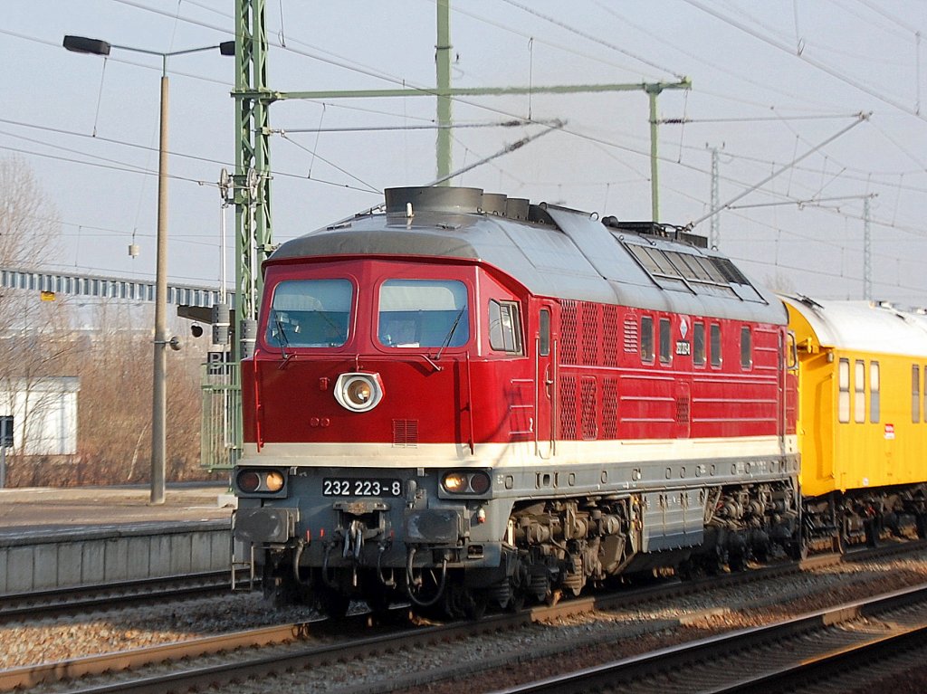 Die ex DGT jetzt DB Bahnbau Gruppe Lok 232 223-8 (Lugansk Bj.1975) mit einem Bauzug bzw. Umbauzug aus diversen Wagen und dem P&T SUM-314  Mamut  bestehend bei der Durchfahrt im Bhf. Flughafen Berlin-Sch�nefeld, 15.02.11. 