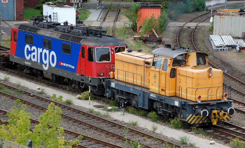 Die hier noch orange BEHALA Lok 10 rangiert SBB CARGO Re 421 378-1 zur Abstellposition am 03.09.08 im Berliner Westhafen. 