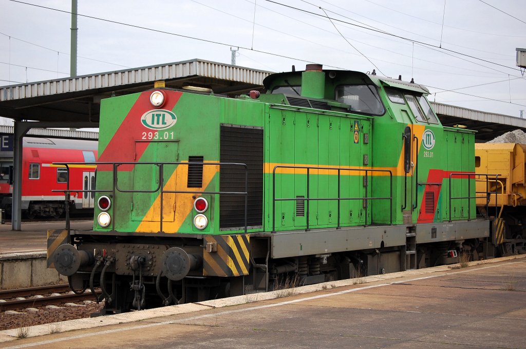 Die ITL 293.01 (92 80 1293 512-0 D-ITL, Umbau aus Spenderloks von Bombardier 2002) Sommer 2007 Bhf. Flughafen Berlin-Sch�nefeld mit Schotterwagen.