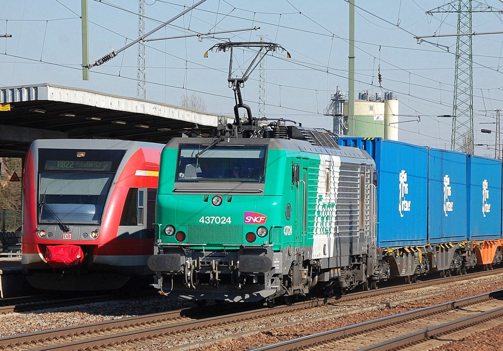 Die von ITL angemietete FRET/SNCF 437024 (Prima EL3U Alstom Bj.2004) am 08.03.11 im Bhf. Flughafen Berlin-Sch�nefeld.