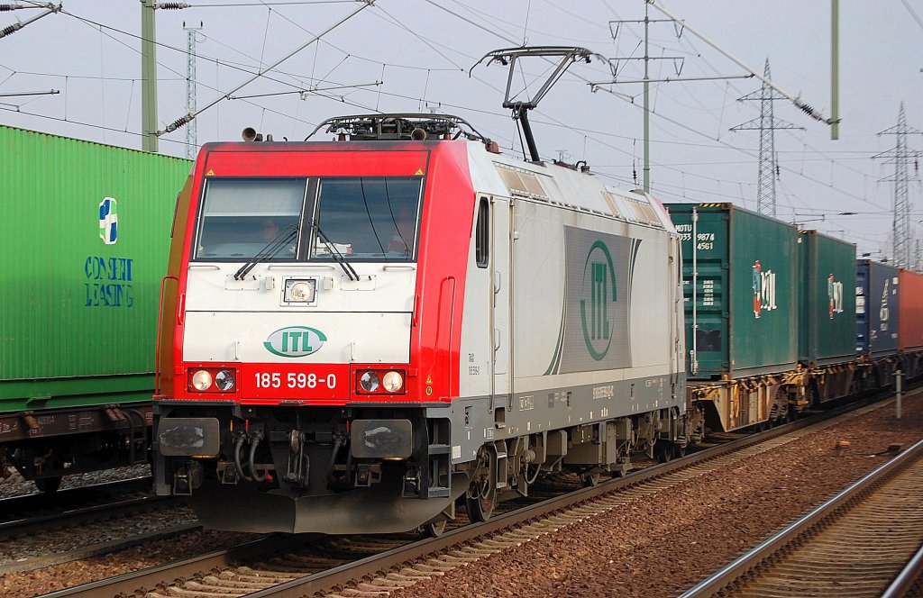 Die von ITL angemitete 185 598-0 (91 80 6185 598-0 D-VC) mit einem Containerzug bei der Durchfahrt im Bhf. Flughafen Berlin-Sch�nefeld, 15.02.11