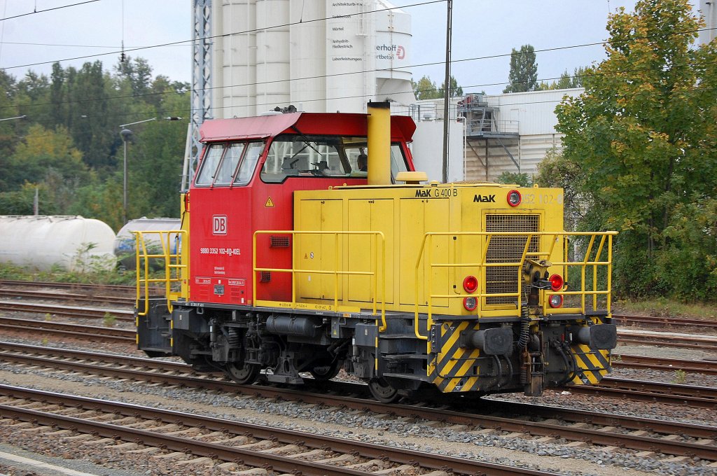 Die MaK G 400 B der DB, die 352 102-8 (9880 3352 102-8D-KIEL) unterwegs Richtung Berlin-Lichtenberg, 07.10.10 Berlin Greifswalder Str. 