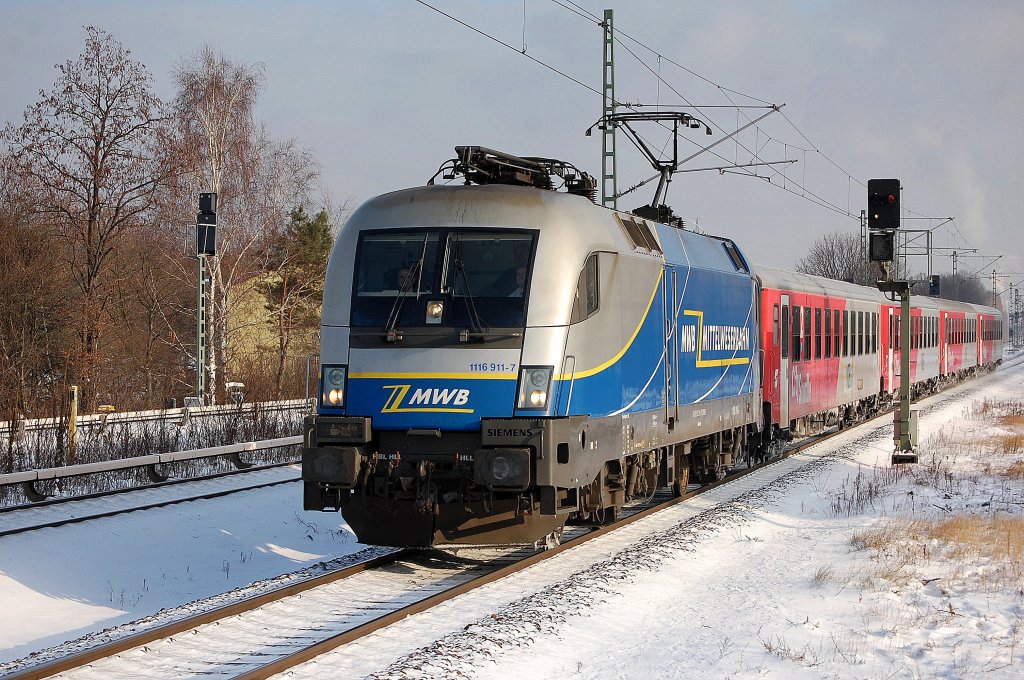 Die MWB Lok 1116 911-7 (Siemens Bj.2003) auch an ODEG vermietet mit dem RE4 nach Rathenow bei der Einfahrt im Bhf. Berlin-Jungfernheide, am Haken eine von meheren angemieteten �sterreichischen City Shuttle Wagengarnituren, 12.12.12