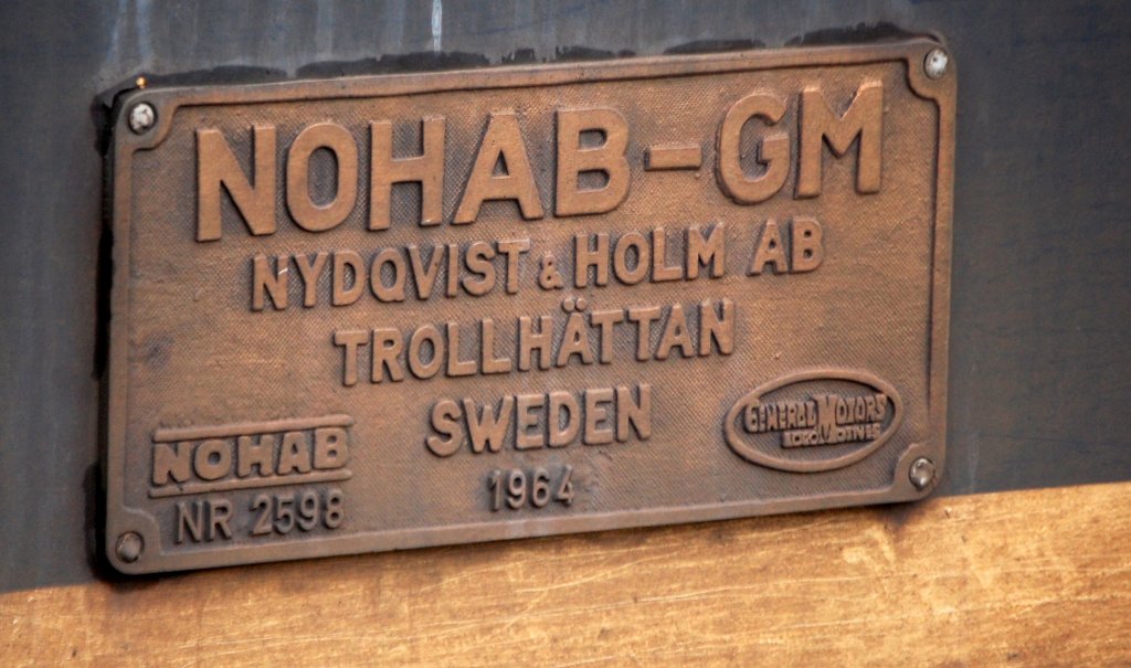 Die NOHAB (Rundnasen) sind nicht nur von der Form beeindruckend, sie tragen auch diese sch�nen alten Fabrikschilder (im Bild das Schild der NOHAB 1147), man sieht die haben schon m�chtig Betriebsjahre auf dem Buckel und stehen trotzdem noch in offiziellem Dienst, trotz Museumsreife.