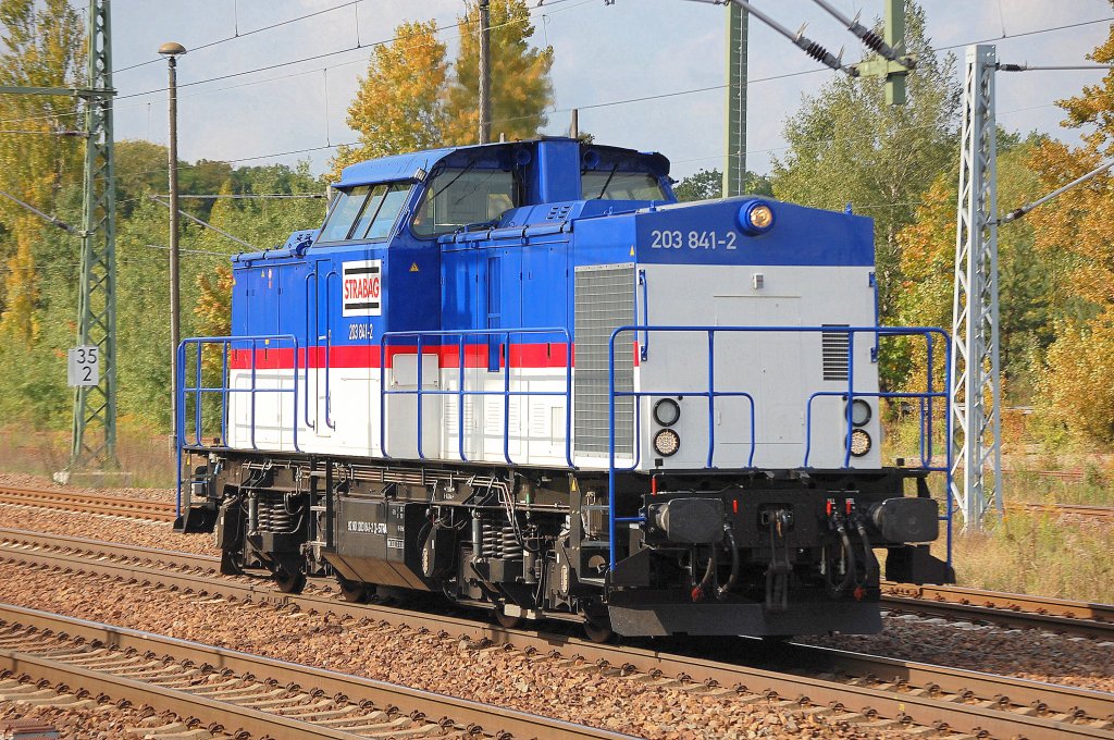 Die optisch ansprechende STRABAG Rail Lok 203 841-2 (92 80 1203 841-2 D-STRA) am 22.09.11 Bhf. Flughafen Berlin-Sch�nefeld. 