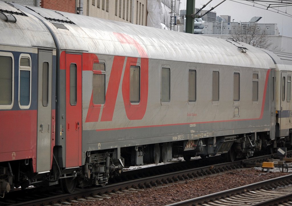 Die RZD hat ein neues Farbdesign und will ihre Fahrzeugflotte nach und nach einheitlich wie im Bild gestalten, hier ein Schlafwagen im neuen Farbschema mit dem Logo Russia Railways in einem PbZ am 07.01.11 Berlin-Wedding.