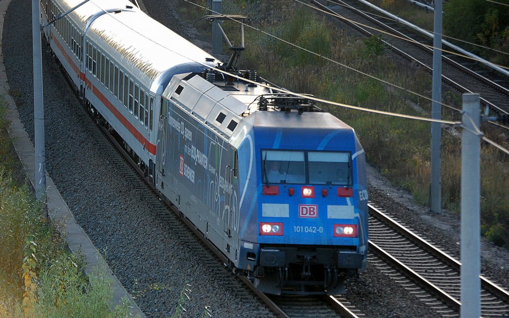 Die sch�ne 101 042-0 kommt IC-Wagengarnitur am 19.10.12 aus Richtung Berlin-Pankow als gerade die Sonne untergeht, Berlin-Heinersdorf.
