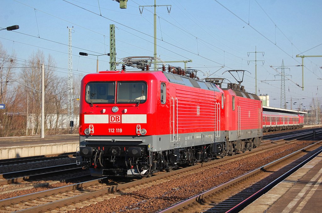 Die sieht jetzt wieder wie fabrikneu aus, anscheinend frisch �berholt 112 119 gezogen von 143 225-1 am 26.01.12 Bhf. Flughafen Berlin-Sch�nefeld.
