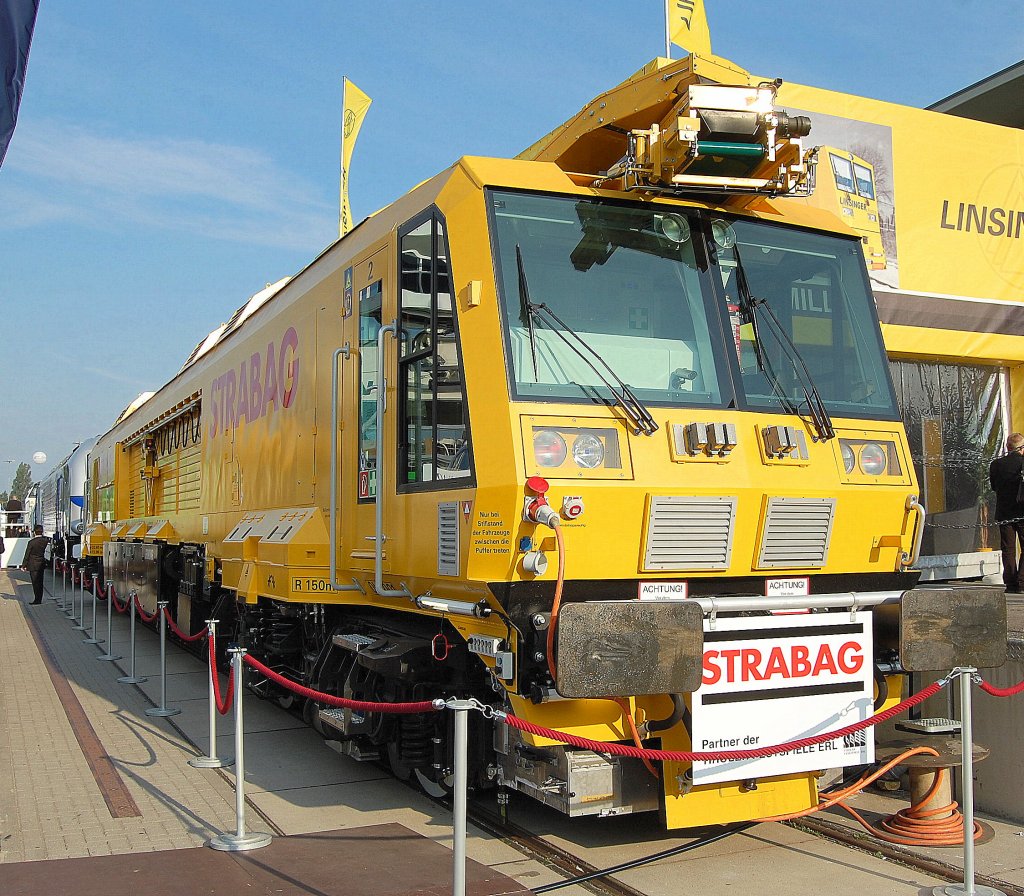 Die STRABAG AG hat inzwischen in eine ganze Reihe neuer Bahnbaufahrzeuge investiert, da darf eine Schienenschleifmaschine vom �sterreichischen Hersteller LINSINGER nicht fehlen, InnoTrans 2010, 24.09.10