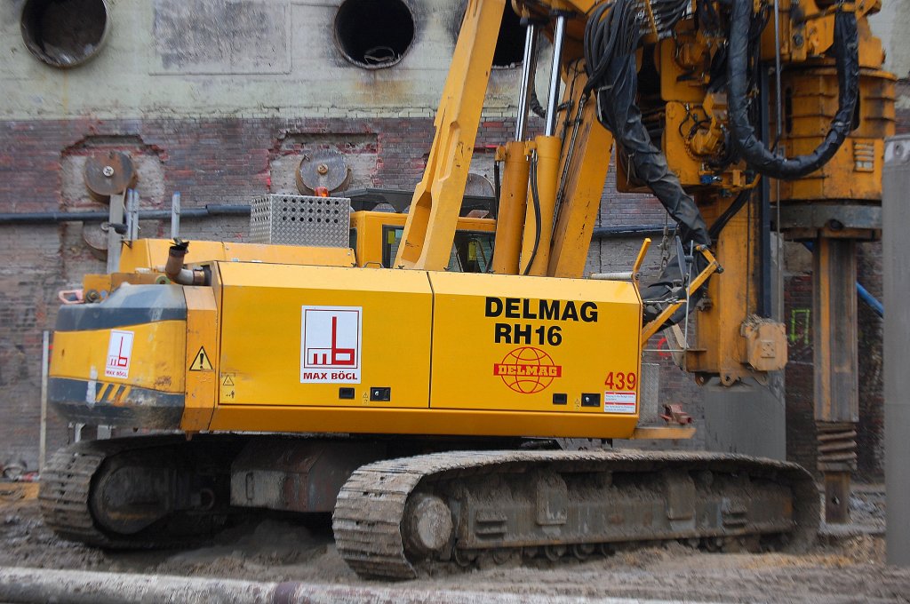 Die Tr�germaschine des DELMAG RH16 der Baufirma MAX B�GL am 21.10.09 Neubau der Spandauer Damm Br�cke in Berlin.