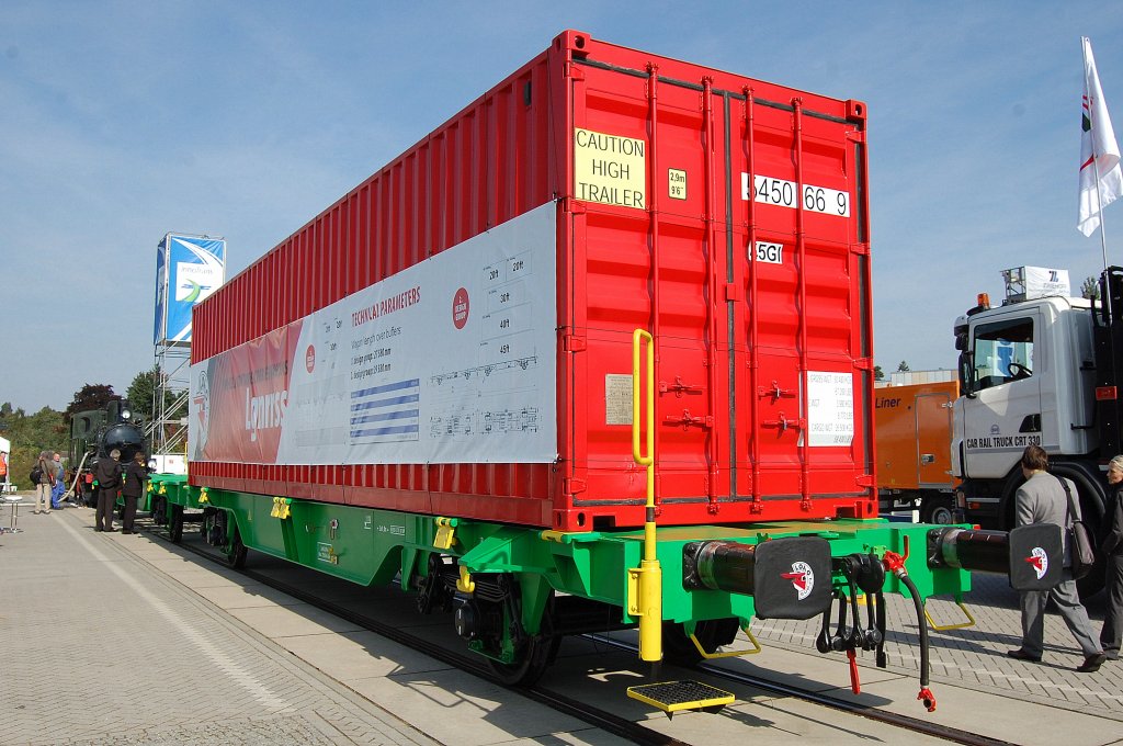 Die tschechisch-slowakische Firma LOKO TRANS s.r.o. mit zwei unterschiedlich gro�en Flachwagen (Containertragwagen), im Bild der Wagen 09 TEN-RIV 56 SK-CTS 0764 001-8 Lgnrrss, 18.09.12 Inno Trans Berlin.