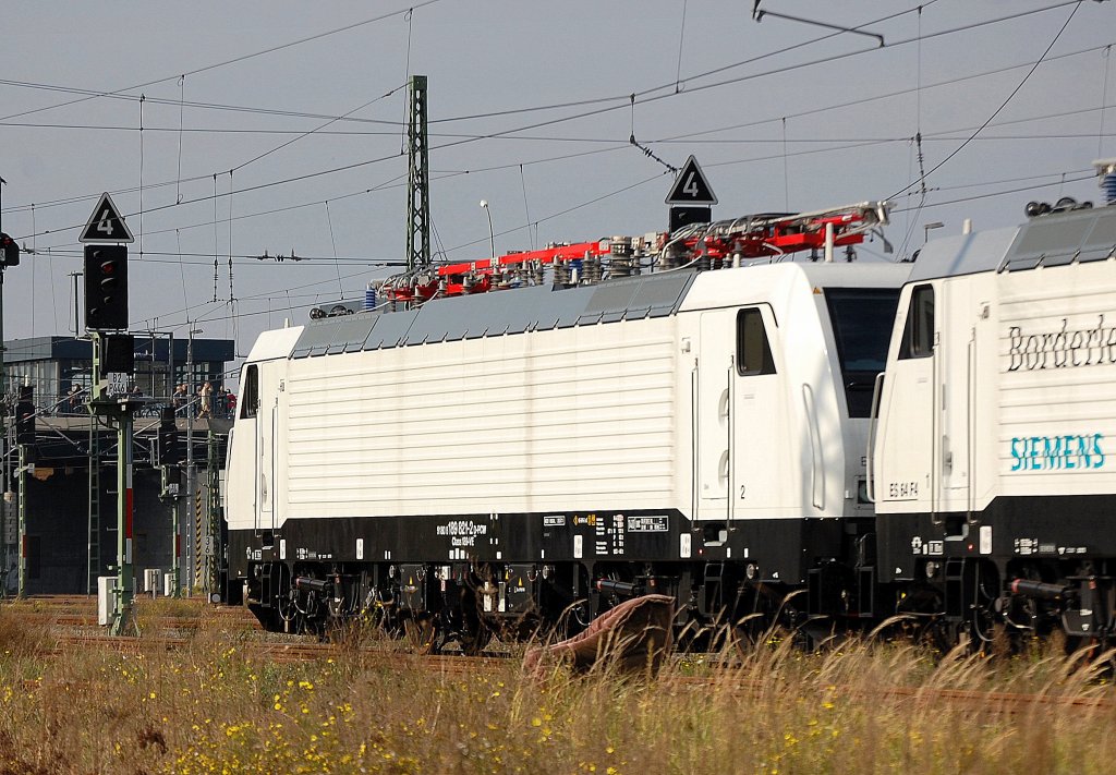 Die wei�e Siemens ES 64 F4/E 189-821 (91 80 6189 821-2 D-PCW Class 189-VE) am 18.10.11 abgestellt am ehemligen G�terbahnhof Berlin-Moabit.