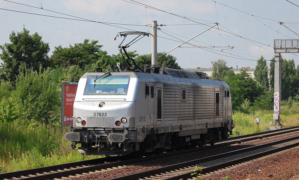 Diese Akiem Mietlok 37032 ist von CTL angemietet und am 09.07.13 in Berlin-Pankow Richtung Berlin-Blankenburg unterwegs.