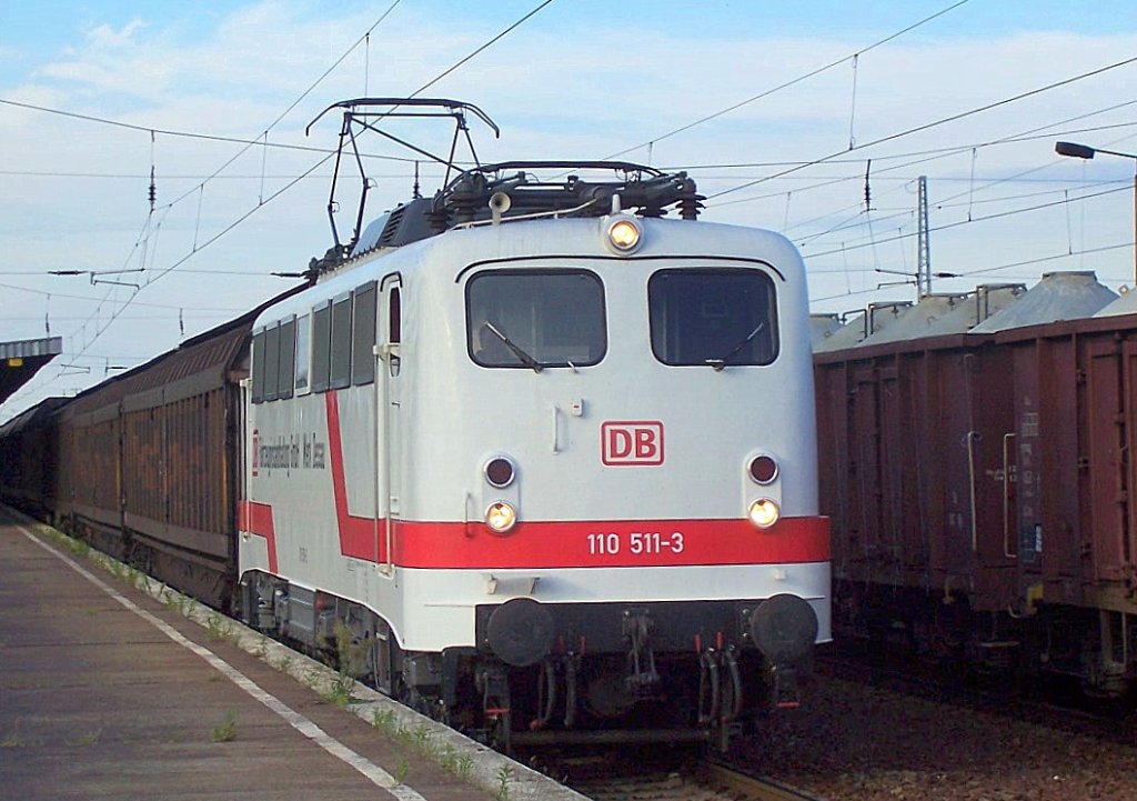 Diese einmalig wei�e DB 110�r, 110 511-3 geh�rt zum Fahrzeugbestand des Fahrzeuginstandhaltungswerk Dessau, hier unterwegs mit einem Ganzzug Schiebewandwagen bei der Durchfahrt im Bhf. Flughafen Berln-Sch�nefeld, Sommer 2008. 