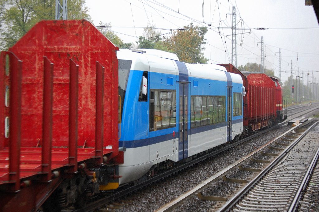 Diese neuen blau/wei�en RegioShuttle sind wahrscheinlich f�r die tschechische Staatsbahn zur �berf�hrung aus dem Stadler Werk Berlin-Pankow, 11.10.11 Berlin-Karow.