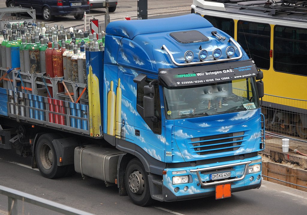Diese sch�ne IVECO STRALIS Zugmaschine mit Auflieger mit Druckgasflaschen beladen der Fa. PRAXAIR fiel mir in Berlin-Adlershof ins Auge, 11.10.10