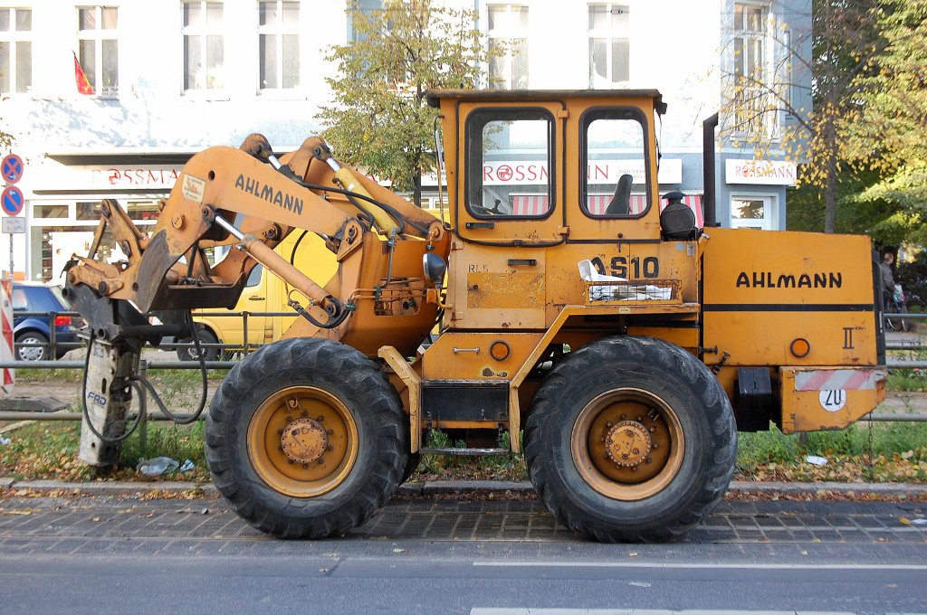 Dieser �ltere AHLMANN AS10 Radlader mit Bohrhammeraufsatz steht schon seit l�ngerem Berlin Sch�nhauser Allee bei den Arbeiten an der Tram-Bahnstrecke, 23.10.10