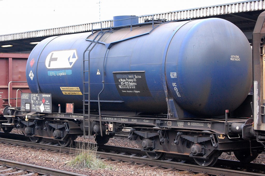 Dieser blaue polnische Kesselwagen von CTL Sp.z o.o. eingestellt mit Nr. 33 RIV MC 51 PKP 786 1 757-7(P) Zacs lt Gesfahrstofftafel (63/2023) f�r Epichlorhydrin - Transporte, Sommer 2008 Bhf. Flughafen Berlin-Sch�nefeld.