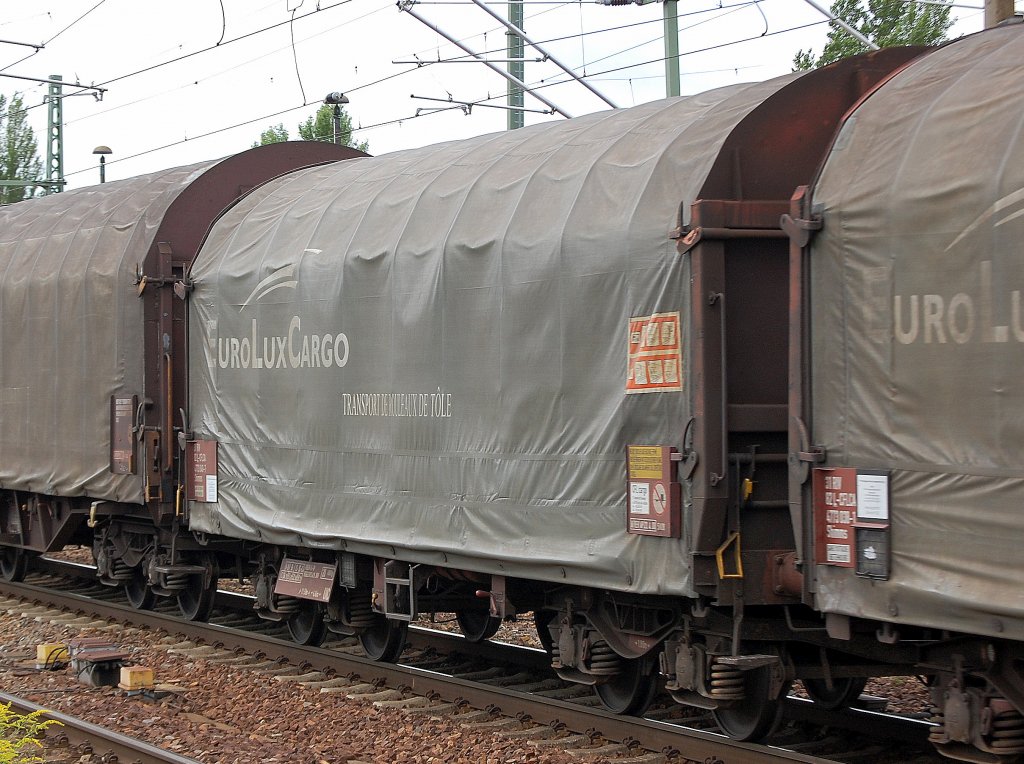 Dieser Coiltransportwagen mit Schiebeplane mit der Aufschrift EuroLuxCargo kommt aus Luxemburg und ist mit der Nr.31 RIV 82 L-CFLCA 4773 040-7 Shimmns eingestellt, 18.08.10 Bhf. Flughafen Berlin-Sch�nefeld.