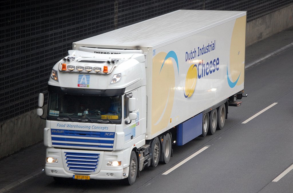 Dieser DAF XF Sattelzug aus den Niederlanden mit K�hlthermoauflieger mit der Aufschrift Dutch Industrial Chesse (Industriek�se), 13.01.11 Berliner Stadtautobahn H�he Kaiserdamm. 