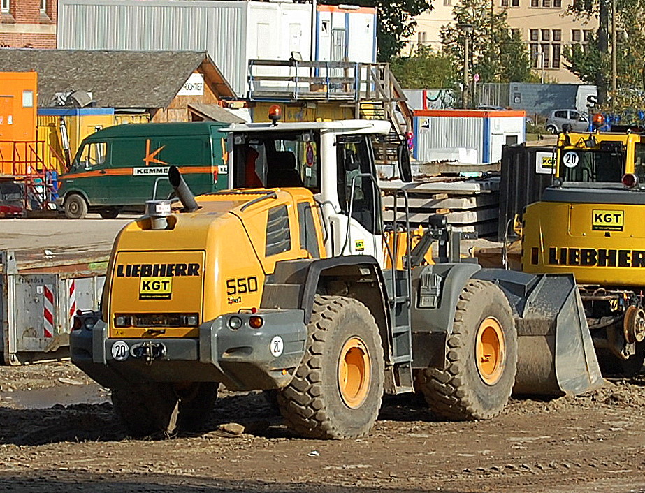 Dieser gro�e LIEBHERR 550 2plus2 Radlader der Fa. KGT abgestellt 03.10.10 Gro�baustelle Berlin Ostkreuz.