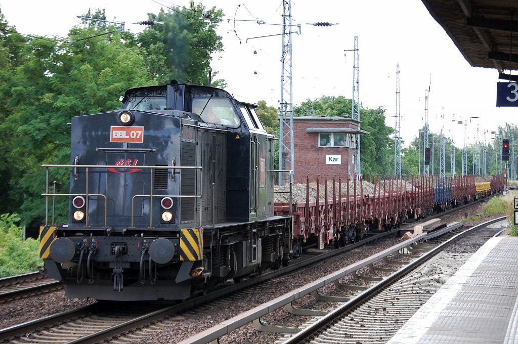 Dieser G�terzug mit altem Gleisschotter hielt kurz Berlin-Karow damit ein Mitarbeiter zusteigen konnte, es hamdelt sich um die schwarze BBL 07 (92 80 1203 148-2 D-BBL) mit Ganzzug Drehgestellflachwagen auf dem Weg auf die Nebenstrecke Richtung Basdorf, 22.06.12