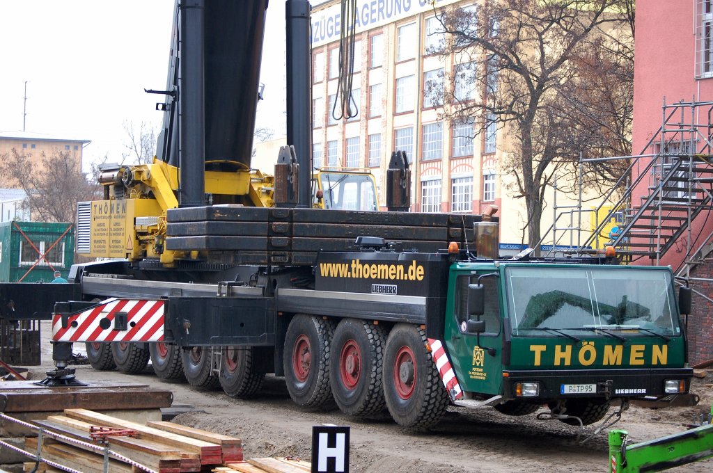 Dieser LIEBHERR LTM 1500 der Fa. TH�MEN best�ckt sich selbst mit Balastgewichten zur Vorbereitung f�r den erste Bauabschnitt beim Neueinbau eines Teilabschnitts der Spandauer Damm Br�cke Berlin am 18.12.08 