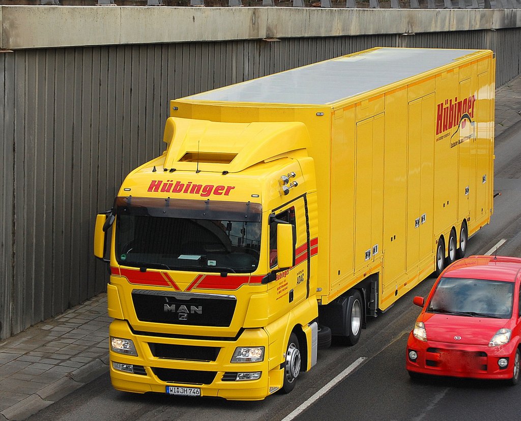 Dieser MAN Sattelzug mit diesem interessanten gewaltigen Auflieger der Fa. H�binger ist lt. Auftdruck auch im Aftrag des ADAC unterwegs, 21.08.09 Berliner Stadtautobahn H�he Knobelsdorffstr.