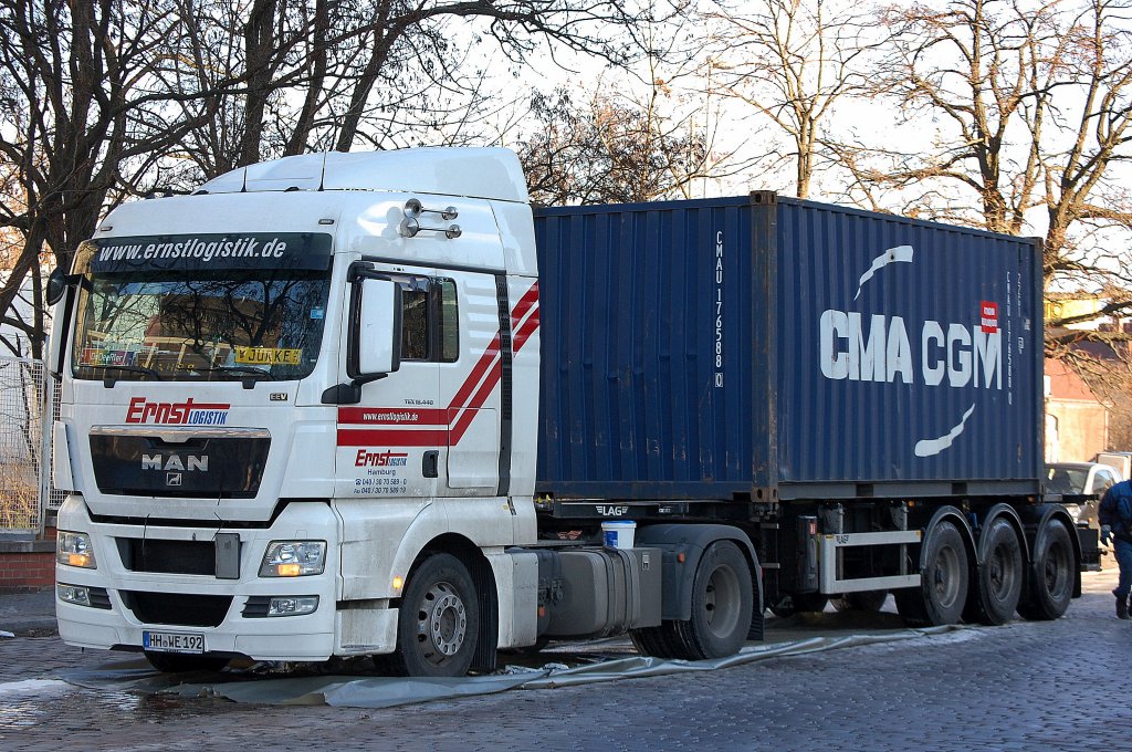 Dieser MAN TGX 18.440 Containersattelzug der Sped. ERNST LOGISTIK ist kurz vor seinem Ziel (Berliner Westhafen) mit technischem Problem liegengeblieben, 28.12.12