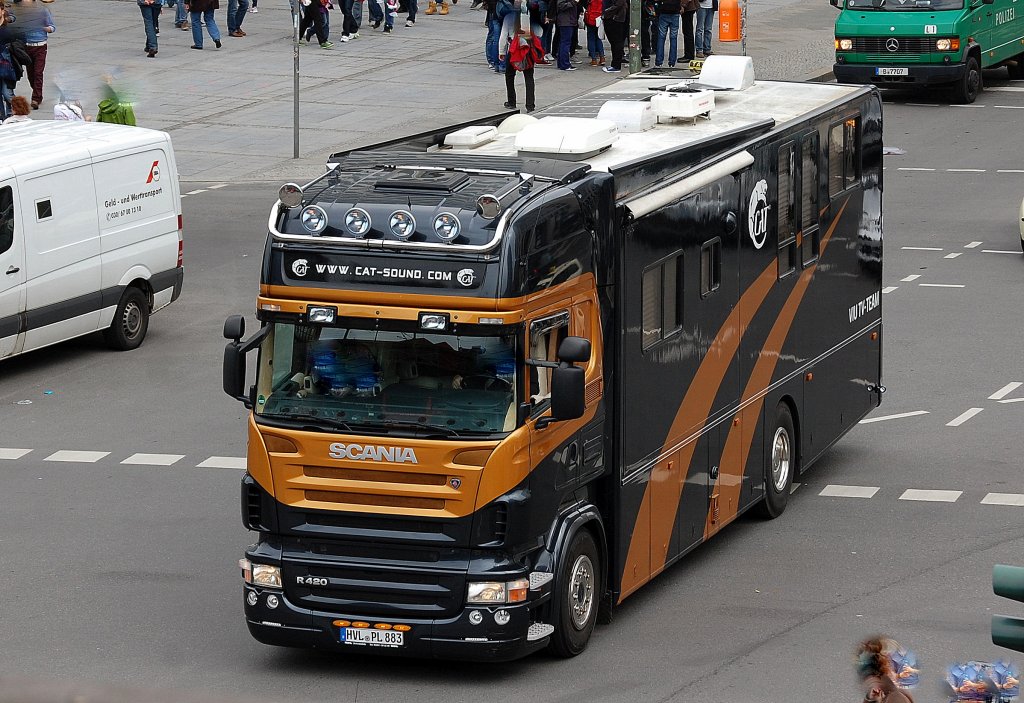Dieser pr�chtige SCANIA R420 mit Sonderaufbau der Fa. CAT-SOUND COM fuhr wohl zu Werbezwecken durch die Berliner Westcity, 01.06.13 Berlin-Hardenbergplatz