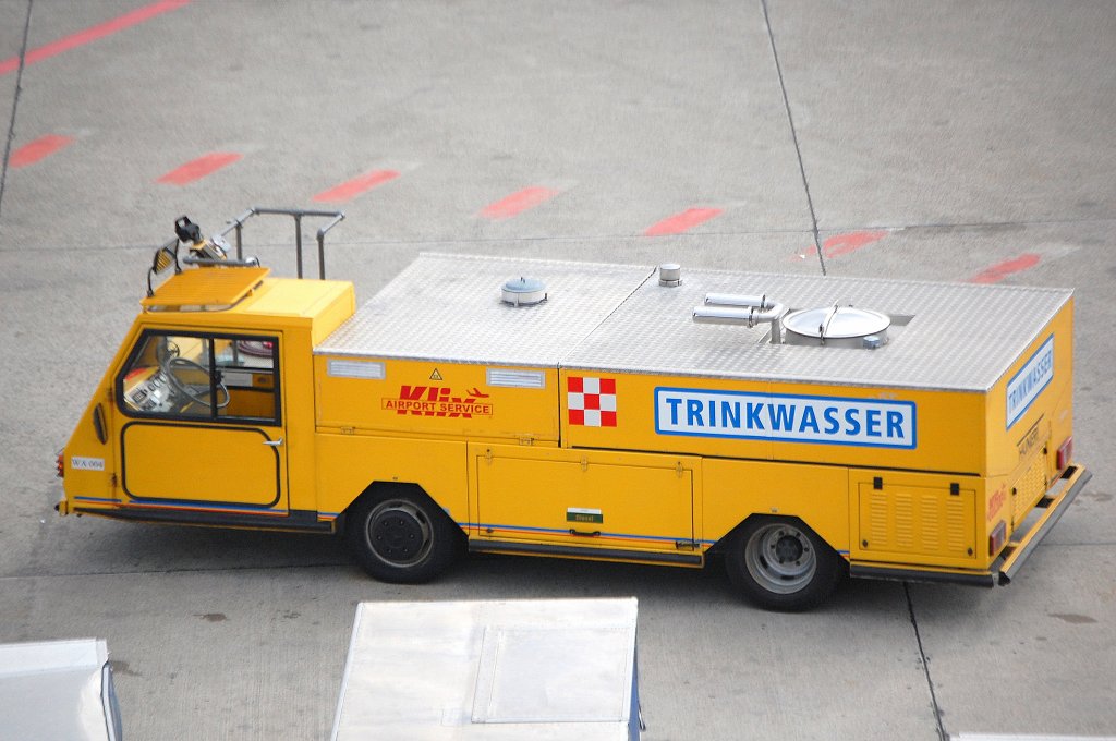 Dieses gelbe Airport Service Vehicle dient zur Trinkwasserversorgung der Passagierflugzeuge, 17.09.11 Flughafen Berlin-Tegel.