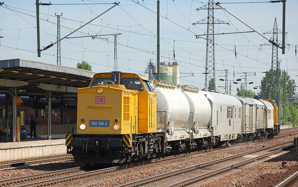 Diesmal auf dem Berliner Au�enring, der Bayer Unkrautvernichtungszug spritzt die Gleise ab, gezogen von 203 308-2 und am Ende des Zuges 203 311-6 zum Wenden des Zuges, 10.05.12 Bhf. Flughafen Berlin-Sch�nefeld.