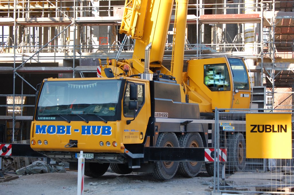Diesmal ein MOBI-HUB 4-Achs Liebherr Fahrzeugkran beim einsetzen von Betontreppen im Robau gegen�ber dem S-Bhf. Berlin-Pankow, 03.02.12