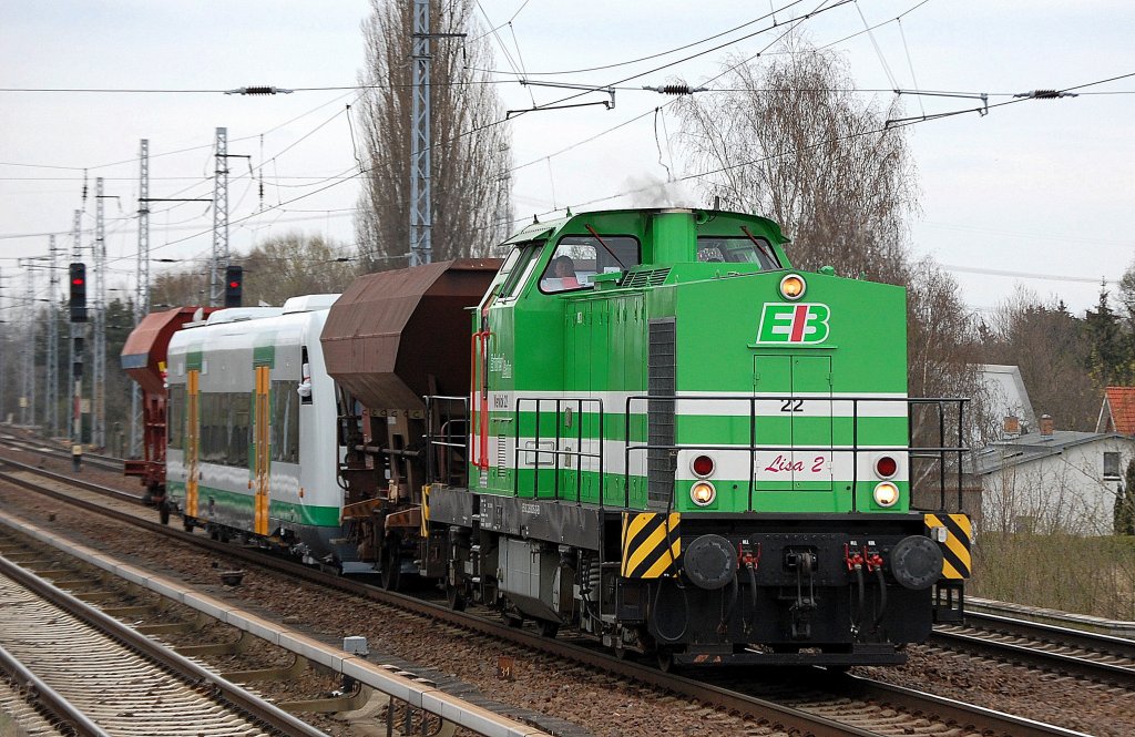 Direkt nach Ostern liefert das Stadler Werk Berlin-Pankow wieder aus, wie so oft �berf�hrt sie mit der EIB Lok 22/Lisa 2 (98 80 3293 025-3 D-EIB) einen RegioShuttle, diesmal f�r die Vogtlandbahn GmbH den VT 56, 10.04.12 Berlin-Karow. 
