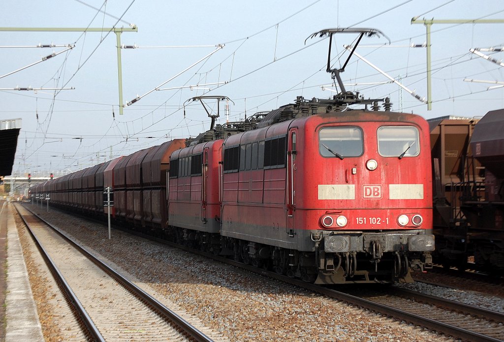 Doppeltraktion 151�r mit 151 102-1 + 151? mit einem Ganzzug Selbstentladewagen der DB bei der z�gigen Durchfahrt im Bhf. Berlin-Sch�nefeld Flughafen, 29.10.10 