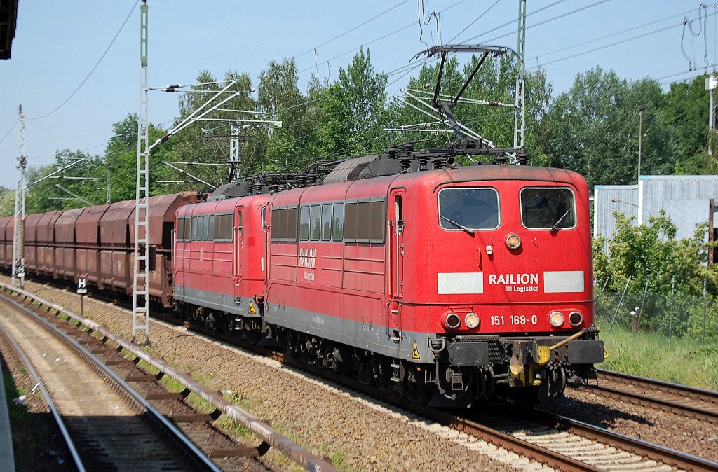 Doppeltraktion 151�r mit 151 169-0 + 151 ??? mit Ganzzug Sch�ttgutwagen Richtung Berliner Au�enring, 23.05.12 M�hlenbeck-M�nchm�hle.