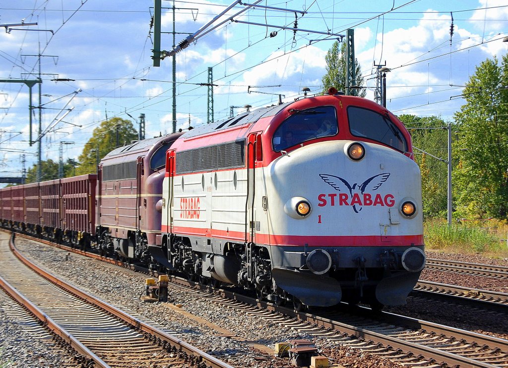 Doppeltraktion Nohab der Eichholz Rail mit V170 1142 (92 80 1227 005-6 D-EIVEL, Bj.1958)in rot/wei� DSB Lackierung + V170 1155 (Bj.1965) in rotbrauner NSB-Lackierung mit einem Ganzzug offener G�terwagen bei der Durchfahrt im Bhf. Flughafen Berlin-Sch�nefeld, 12.09.09