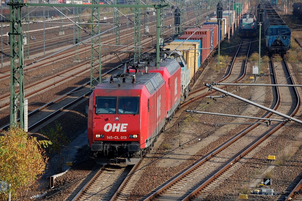 Doppeltraktion OHE 145-CL 013 (91 80 6415 091-5 D-OHE) + 145-CL 015 (91 80 6145 093-1 D-OHE) haben �berraschend die BEHALA Lok 20 (92 80 1277 406-5 D-BHL) am Haken und den �blichen Containerzug vom Berliner Westhafen. Vielleicht geht die BEHALA Lok zur Inspektion nach Kiel?, 02.11.11 Berlin-Beusselstr.br�cke.