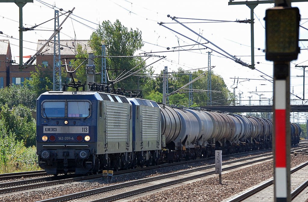 Doppeltraktion RBH 113/143 059-4 (91 80 6143 059-4 D-RBH) + RBH 108/143 916-5 (91 80 6143 916-5 D-RBH) mit Kesselwagenzug am 27.08.12 Bhf. Flughafen Berlin-Sch�nefeld.