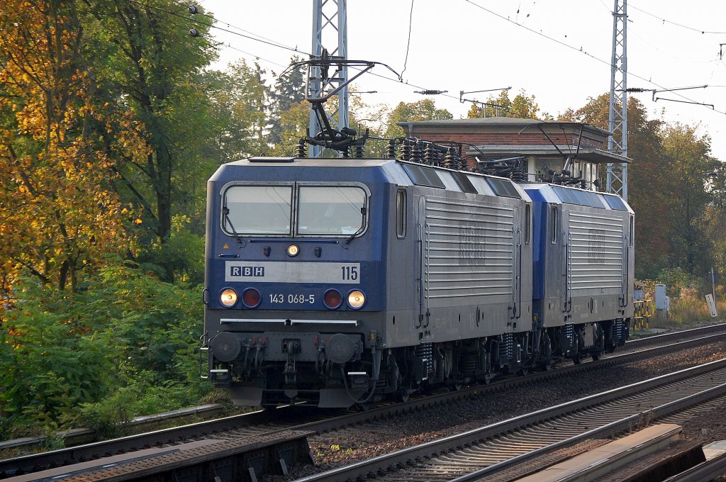 Doppeltraktion RBH 115 (91 80 6143 068-5 D-RBH) + 118 (91 80 6143 028-9 D-RBH) auf Leerfahrt Richtung Bernau, 18.10.11 Berlin-Karow.