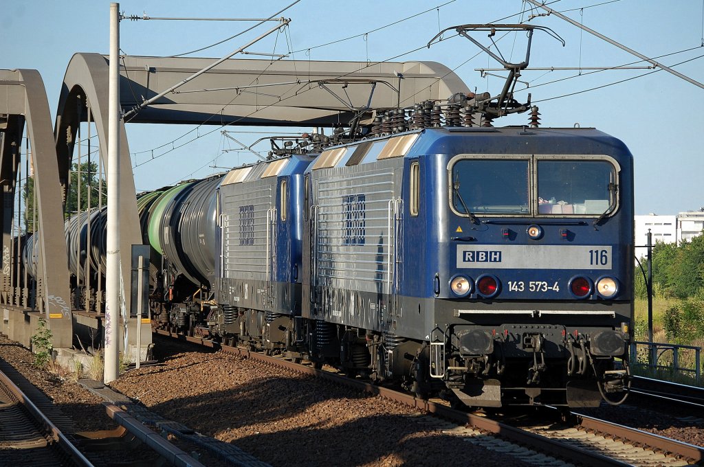 Doppeltraktion RBH 116/143 573-4 + RBH 126/143 217-8 mit Kesselwagenzug Richtung Innenstadt, 21.07.13 Berlin-Pankow. 