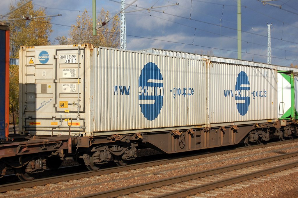 Drehgestell-Container-Tragwagen der DB eingestellt mit der Nr. 321 RIV 80 D-DB 4575 143-1 Sgnss 735 am 06.11.12 Bhf. Flughafen Berlin-Sch�nefeld.
