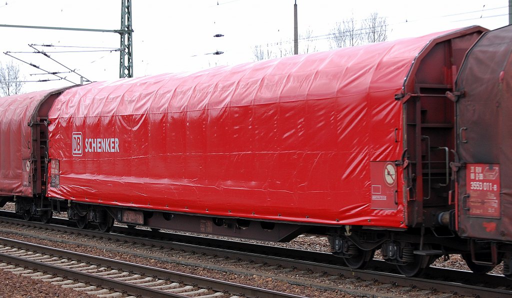 Drehgestell-Flachwagen mit Planenverdeck der DB eingestellt mit der Nr. 31 RIV 80 D-DB 3553 064-7 Rins 655, 15.02.12 in einem gemischten G�terzug Bhf. Flughafen Berlin-Sch�nefeld.
