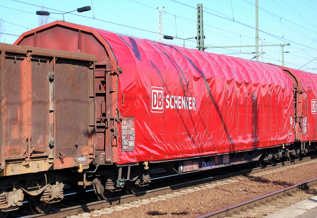 Drehgestell-Flachwagen mit Planenverdeck der DB eingestellt mit der Nr. 31 RIV 80 D-DB 3553 114-0 Rins 655, 06.03.12 Bhf. Flughafen Berlin-Sch�nefeld. 